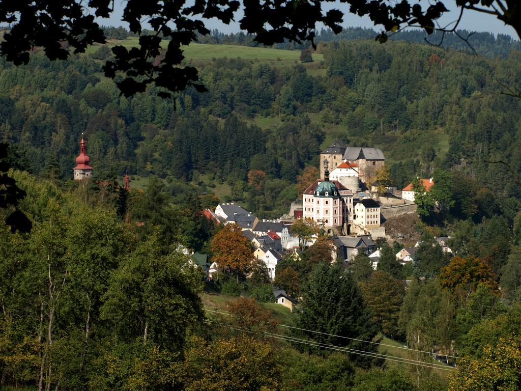 Penzion - Restaurant U Zamku Bečov nad Teplou Екстериор снимка
