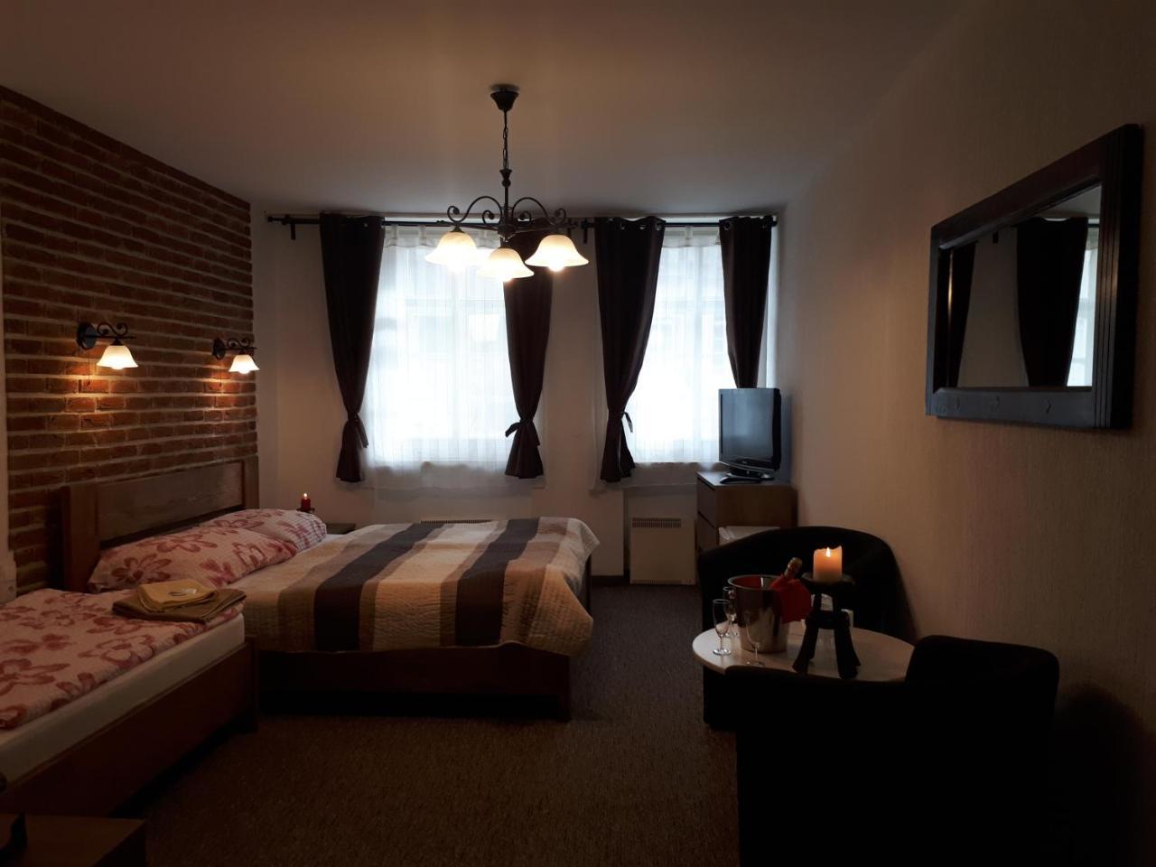 Penzion - Restaurant U Zamku Bečov nad Teplou Екстериор снимка