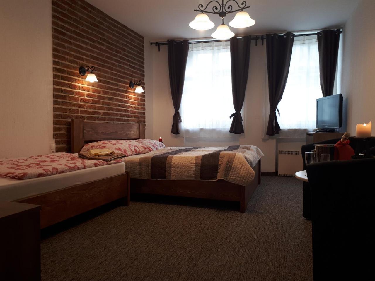 Penzion - Restaurant U Zamku Bečov nad Teplou Екстериор снимка