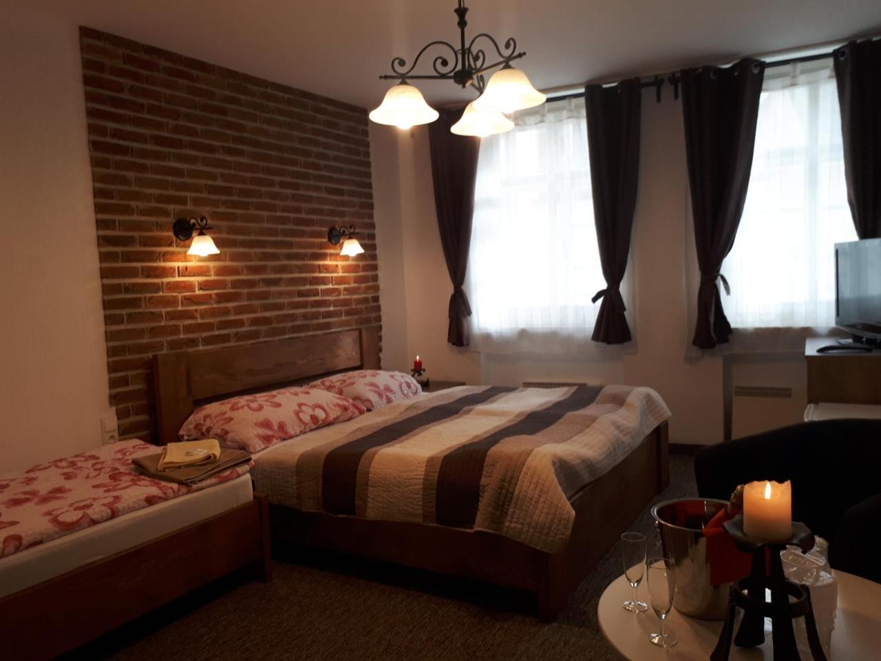 Penzion - Restaurant U Zamku Bečov nad Teplou Екстериор снимка