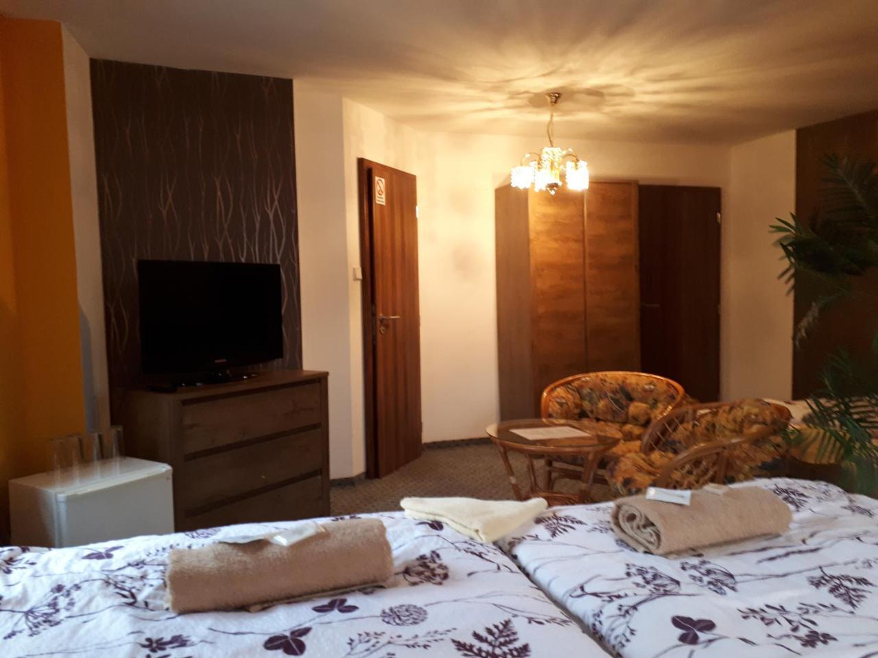 Penzion - Restaurant U Zamku Bečov nad Teplou Екстериор снимка